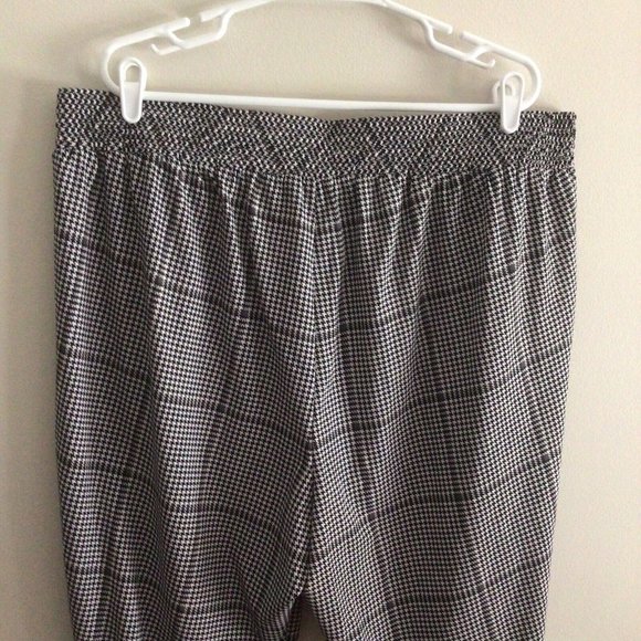 Torrid Women Plus Sz 2X Black White Plaid Houndstooth Crepe Pull-On Tapered Pant - Picture 7 of 9